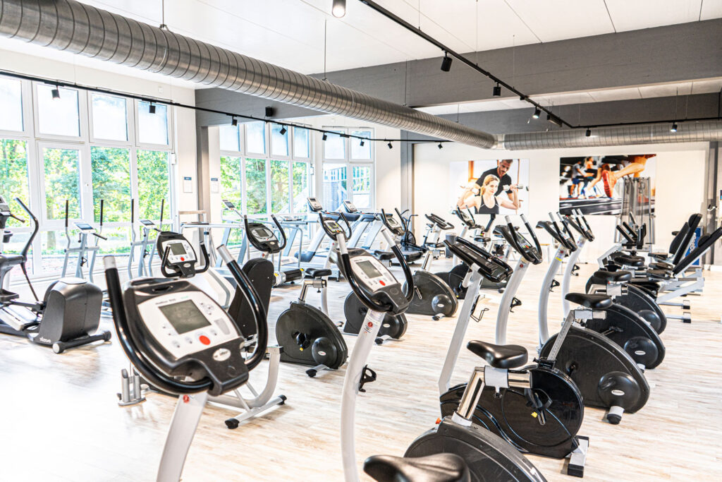 Großzügiger Cardiobereich mit verschiedenen Fitnessgeräten im Asklepios Medical Fitness