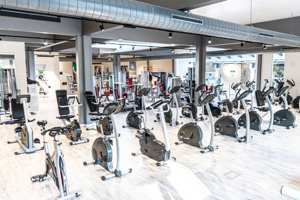 Weitläufige Trainingsfläche mit Kraft- und Cardiogeräten im Asklepios Medical Fitness