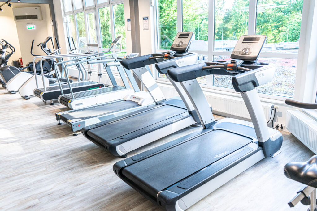 Laufbänder für Ausdauertraining mit Blick ins Grüne im Asklepios Medical Fitness