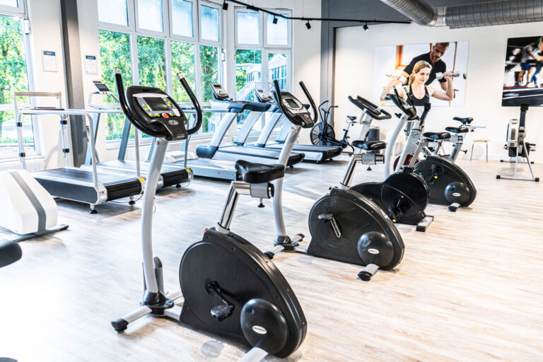 Moderne Cardiogeräte im hellen Trainingsraum von Asklepios Medical Fitness