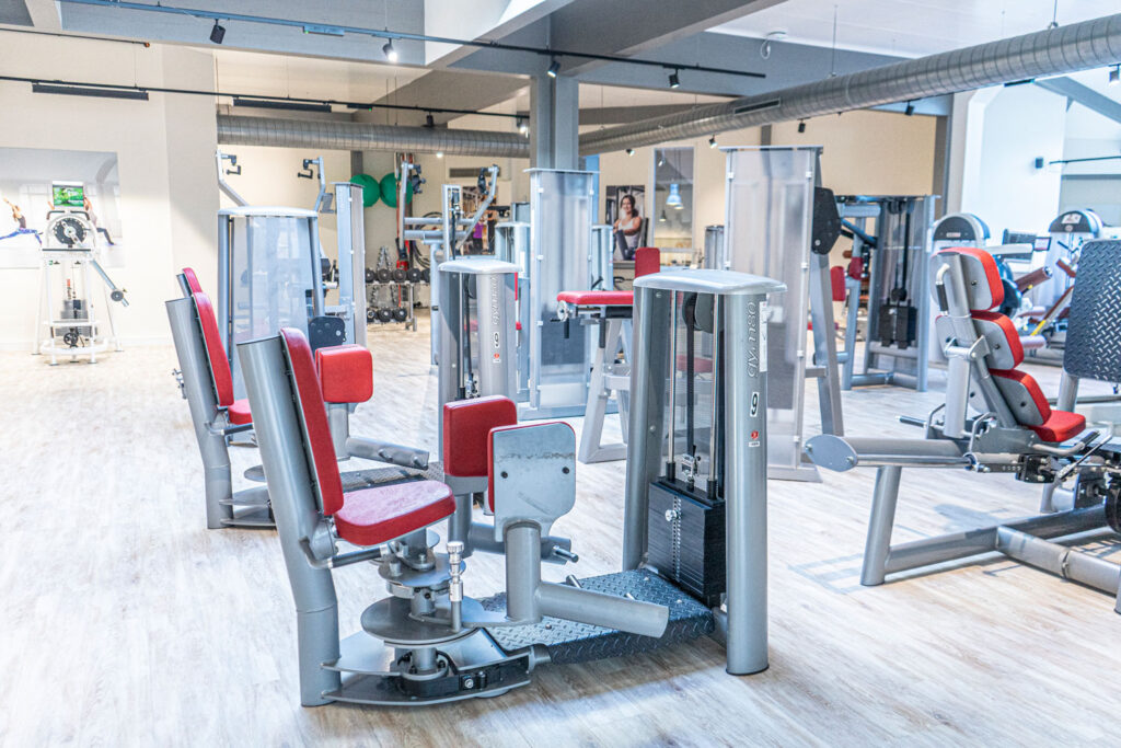 Kraftbereich mit mehreren modernen Trainingsgeräten im Asklepios Medical Fitness