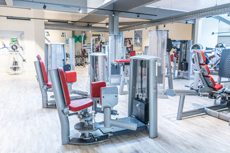 Verschiedene Kraftgeräte auf der Trainingsfläche von Asklepios Medical Fitness