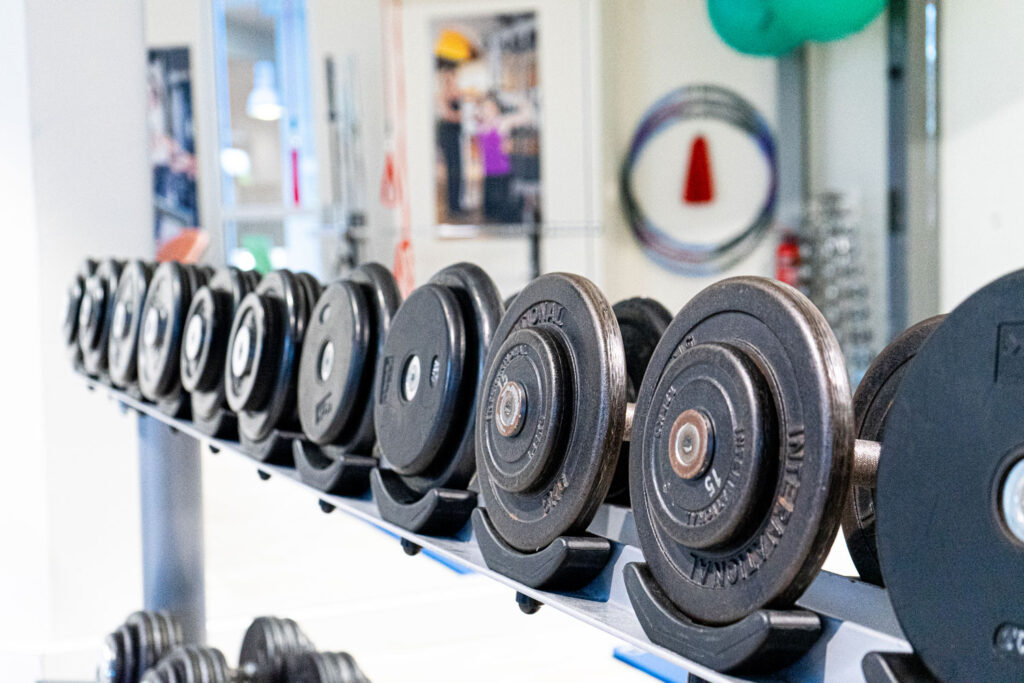 Gewichtsscheiben an einer Hantelstation im Asklepios Medical Fitness