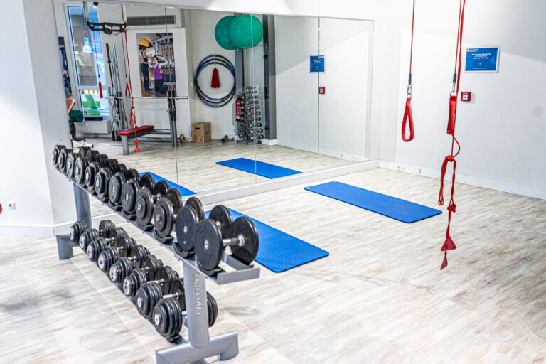 Kurzhanteln und Trainingsmatten im Asklepios Medical Fitness