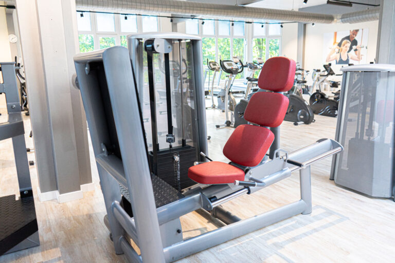 Rotes Kraftgerät im Trainingsbereich von Asklepios Medical Fitness