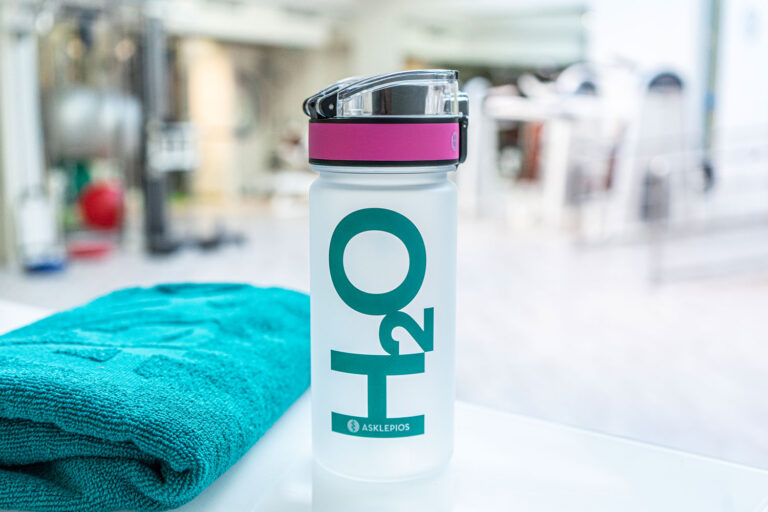 Trinkflasche mit H2O-Aufdruck im Asklepios Medical Fitness