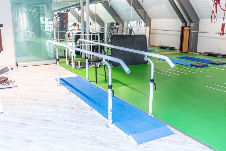 Parallelbarren für funktionelles Training im Asklepios Medical Fitness