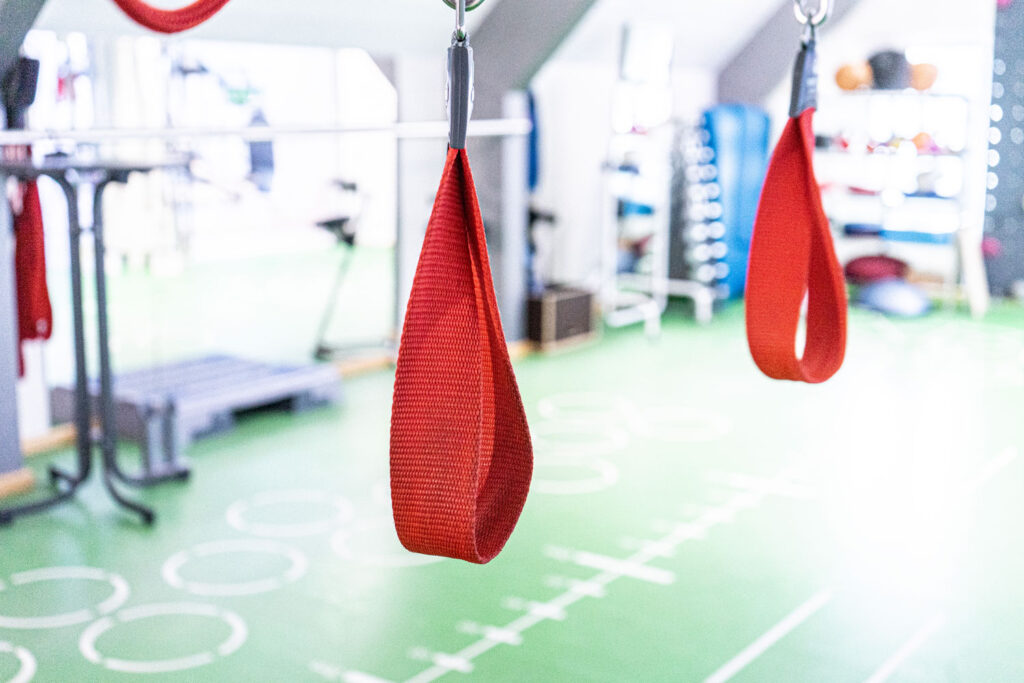 Nahaufnahme eines roten Schlingentrainers im Asklepios Medical Fitness