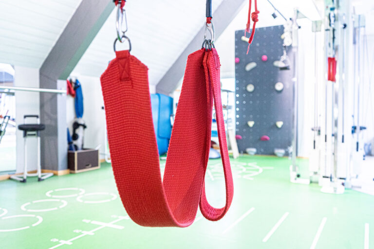 Rote Schlingentrainer für funktionelles Training im Asklepios Medical Fitness